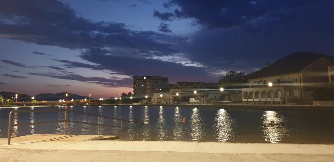 Apartman Srna トレビニエ エクステリア 写真